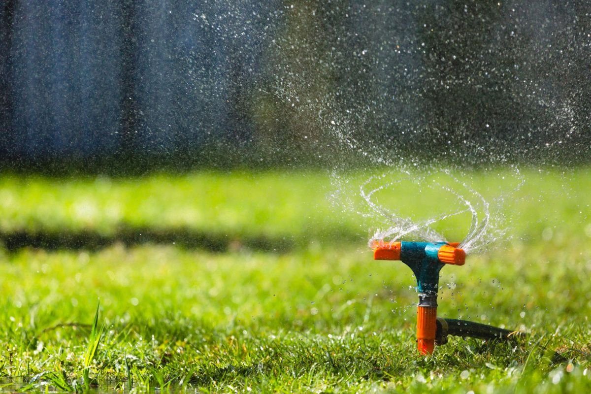 Ideas y consejos para ocultar depósitos de agua en el jardín