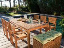 Sillas y mesas de terraza de madera